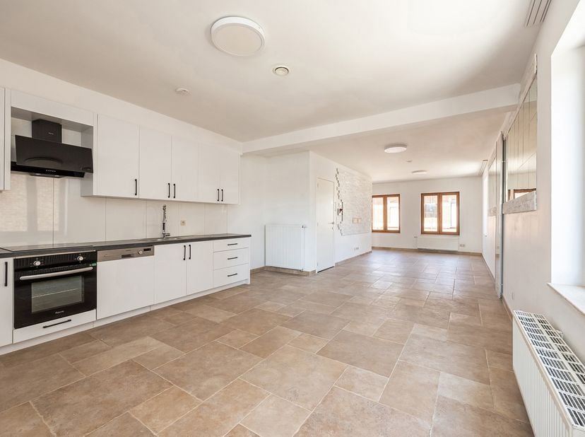 Op zoek naar een instapklaar duplexappartement met veel ruimte én staanplaats, natuurlijke lichtinval en een uitstekende ligging? Dan is dit verzorgde