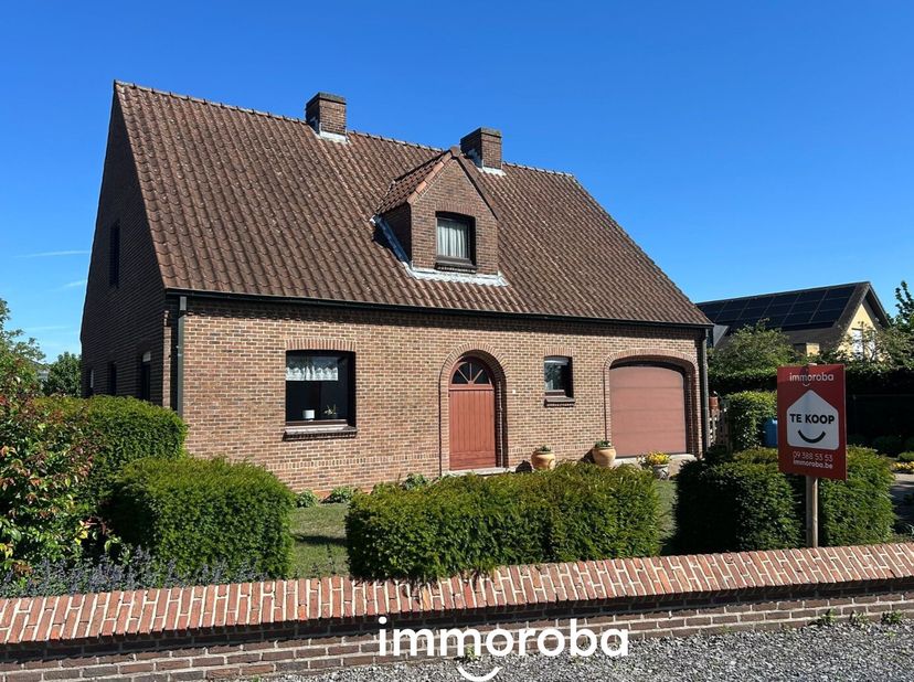 Stevige woning op een prachtig perceel grond van 1019 m².<br />
Perfect gelegen in een rustige straat en op wandelafstand van handelszaken en supermar