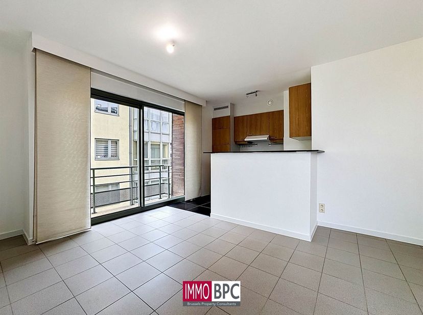 Te huur: Prachtig appartement met 1 slaapkamer, terras, parking en kelder op het Koningin Astridplein in Ganshoren<br />
Gelegen aan het gegeerde Kon