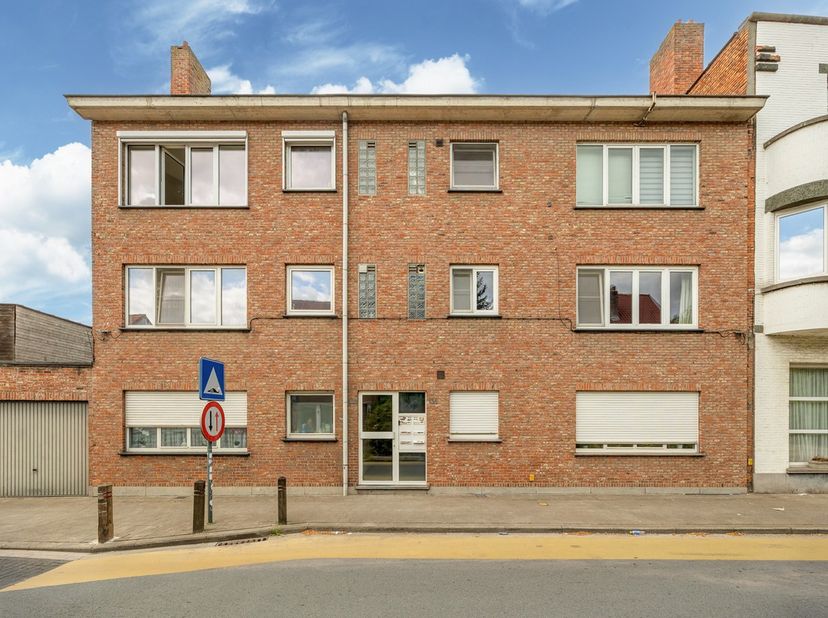 Dit ruime appartement is gelegen op de tweede verdieping (links) van een kleinschalig gebouw zonder lift, op een gunstige locatie vlakbij het centrum