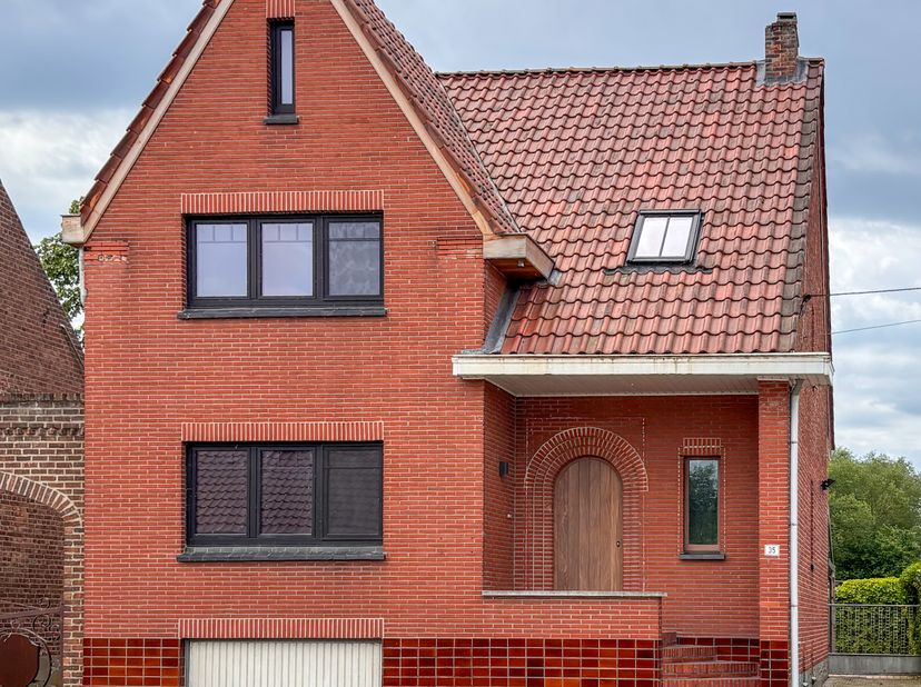 Charmante vrijstaande woning met landelijk karakter te koop, gelegen in Wellen op een perceel van 4 are 36.<br />
<br />
De woning werd recent gedeelt