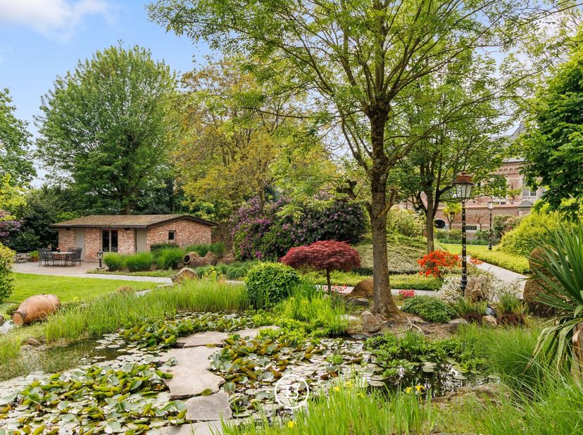 Cette magnifique villa, construite en 1983 par le célèbre designer immobilier M. Raymaekers, dégage immédiatement à l'entrée charme et classe grâce à