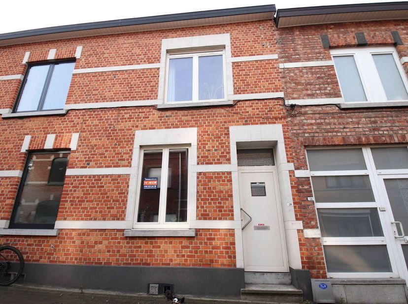 Gezellige &amp;amp; centraal gelegen rijwoning met op het gelijkvloers een voorkamer/bureel, een gang, een living met aansluitend de keukenruimte en badka