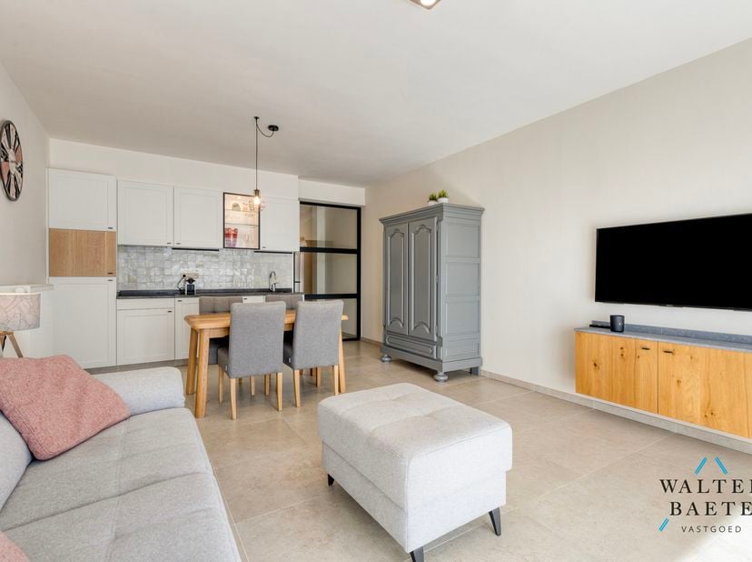 Ben je op zoek naar een tweede verblijf waar je het zand kan ruiken en de zee kan zien? Dit ultieme vakantie-appartement bevindt zich op een schittere