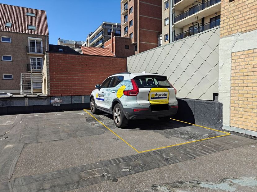 Le complexe de garages situé à l'arrière de la résidence Santhille comprend à la fois des garages et des places de stationnement. La place de parking