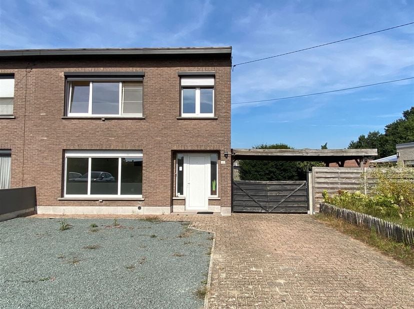 Deze te renoveren woning is gelegen in een doodlopende straat, nabij het centrum van Nijlen, winkels en openbaar vervoer. Op dit moment is de woning v