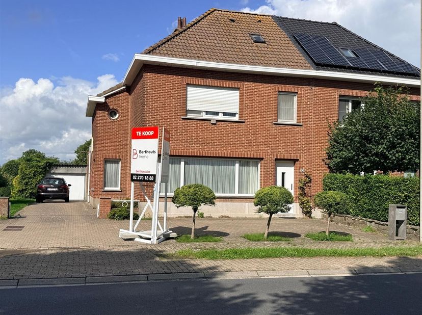 JOURNEE PORTES OUVERTES SAMEDI 12 SEPTEMBRE A 11 H PRECISES! CONFIRMER KATHLEEN PAR SMS: 0477.78.98.88 <br />
 <br />
 Belle maison 3 façades idéale