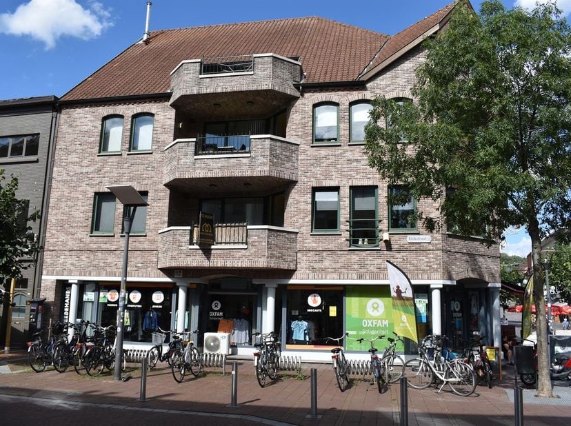Ruim appartement gelegen in het centrum van Genk.<br />
Dit appartement bevindt zich op de eerste verdieping, in het gebouw is een lift aanwezig.<br /