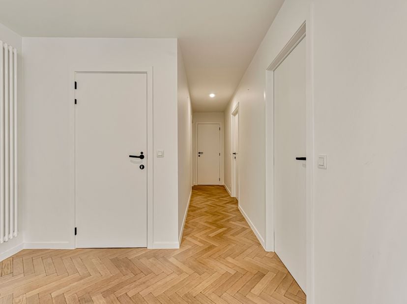 Dit ruim en recent gerenoveerd appartement met twee terrassen en drie slaapkamers wordt u te koop aangeboden in het centrum van Poperinge.<br />
Het a