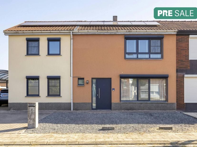 De woning beschikt over een ruime bewoonbare oppervlakte van 210 m². Ideaal voor gezinnen die op zoek zijn naar de nodige ruimte. De vijf slaapkamers