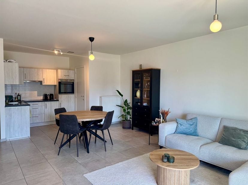 Magnifique appartement de 2 chambres avec terrasse et place de parking, idéalement situé à Lier<br />
Situation<br />
Cet appartement prêt à emménager