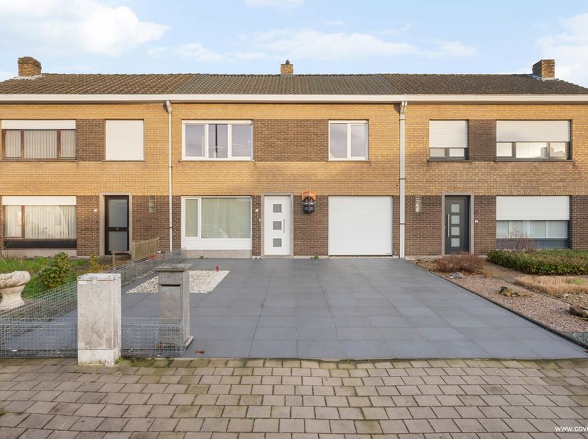 Cette maison située au calme comprend : hall d'entrée avec toilettes et escalier, salon lumineux avec coin bureau ou coin jeux, cuisine équipée avec c
