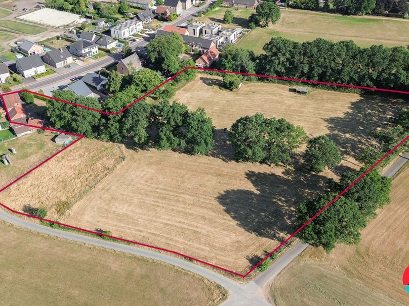 Volledig te renoveren woning op een perceel van +/- 12 are 70 ca met een volledig omheinde weide van +/- 1 ha 70 are.<br />
De woning is voorzien van