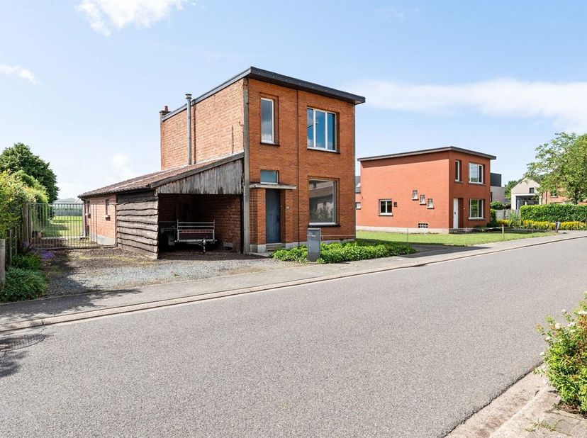 TE RENOVEREN OPEN BEBOUWING (139m²) MET DRIE SLAAPKAMERS  OP EEN  PERCEEL VAN 2.086 M² BIEDT TAL VAN MOGELIJKHEDEN OP TOPLOCATIE TE VREMDE<br />
In de