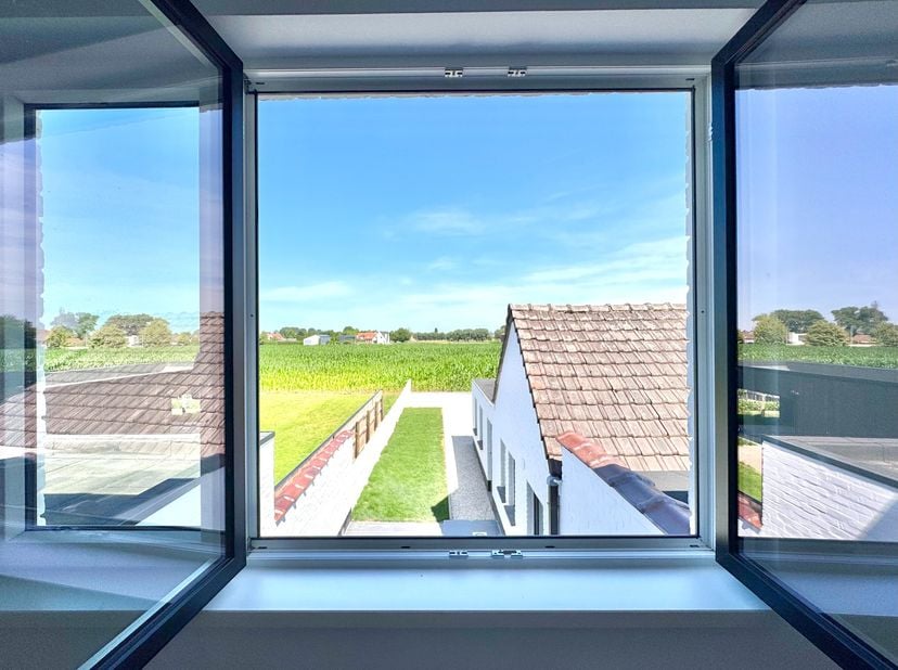 Deze volledig gerenoveerde woning bevindt zich in een rustig residentiële woonbuurt; De woning heeft een leuke tuin met terras op een onderhoudsvriend