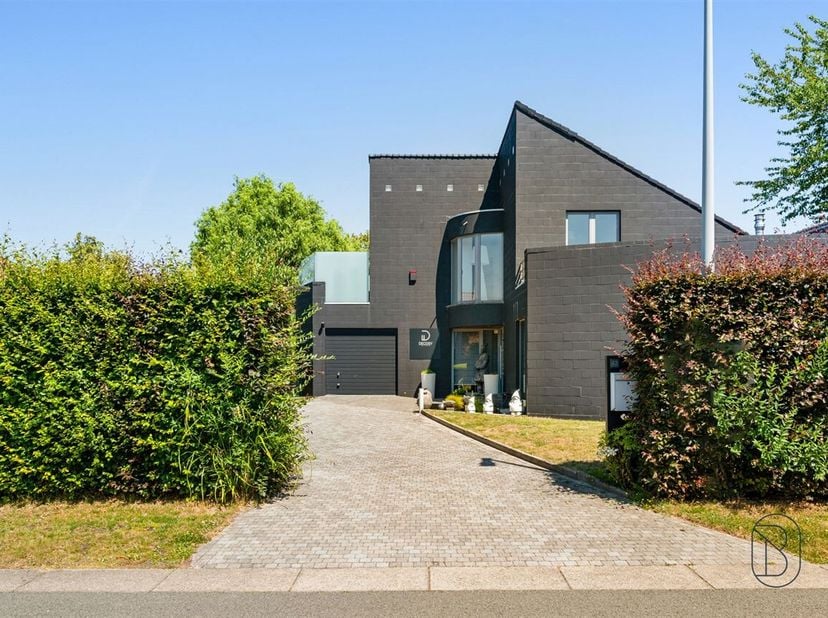 Modern wonen in alle rust. Deze hoogwaardige villa geniet van een uitzonderlijk rustige ligging en combineert een doordachte indeling met hedendaags w