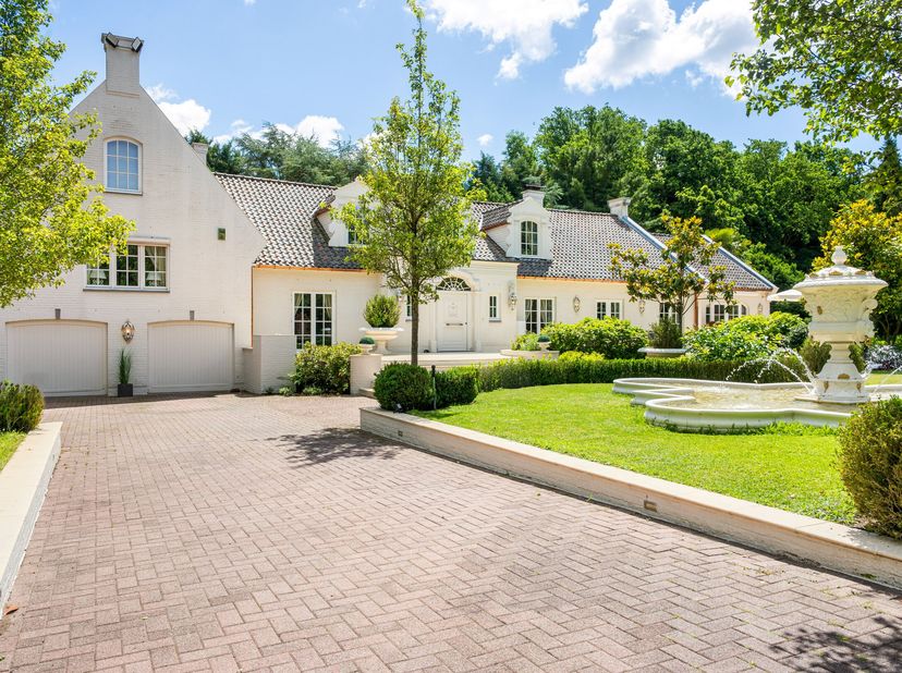 Te midden van absolute rust, pal naast het prachtige Nationaal Park Hoge Kempen, bevindt zich deze uitzonderlijke residentie: "Manoir des Lions". Een