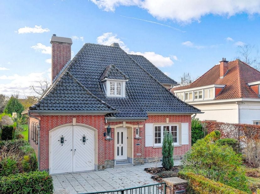 [[ DIT PAND NEEMT DEEL AAN DE ERA OPEN HUIZEN DAG OP 13/6 VAN 16:00 TOT 17:00 ]] eze charmante villa is gelegen op een uitzonderlijke locatie nabij de