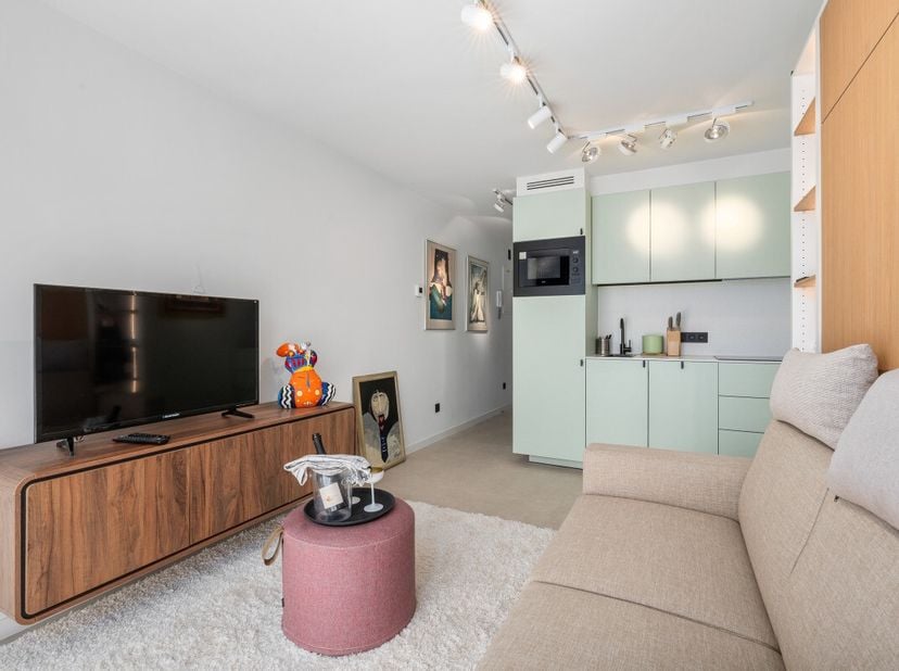 Te koop: prachtig gerenoveerd appartement in hartje Nieuwpoort Bad met zongericht terras. Deze instapklare studio bevindt zich op een centrale ligging