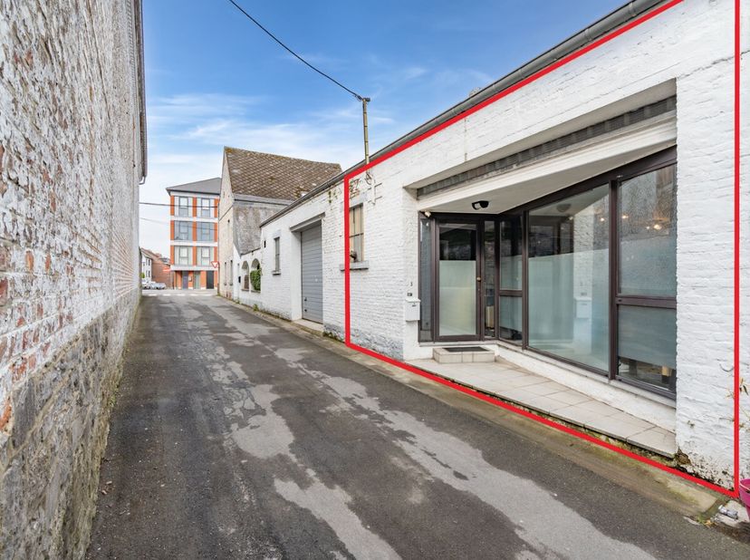 ERA B-LUX vous propose cet agréable appartement duplex idéalement situé au cur de Ciney, à proximité immédiate des commerces, écoles, transports et au