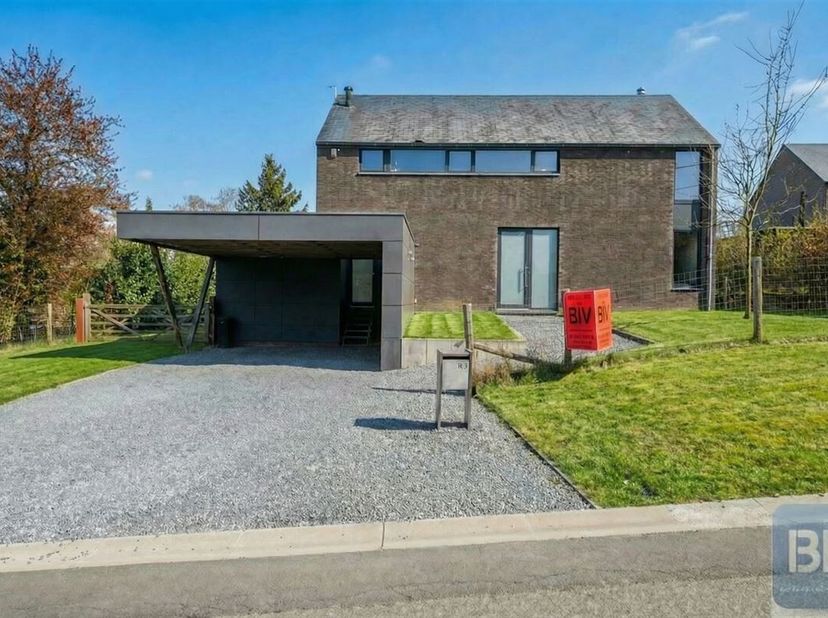 ***** OPTION ***** <br />
Dans un quartier résidentiel calme et à proximité du Chateau de Harzé, venez découvrir cette superbe villa 3 chambres de con