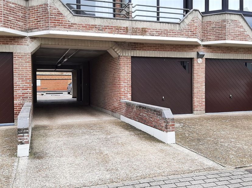 A louer : garage box à Koksijde, près de la digue de mer. Ce garage sûr et facilement accessible est parfait pour garer votre véhicule à l'abri. Il pe