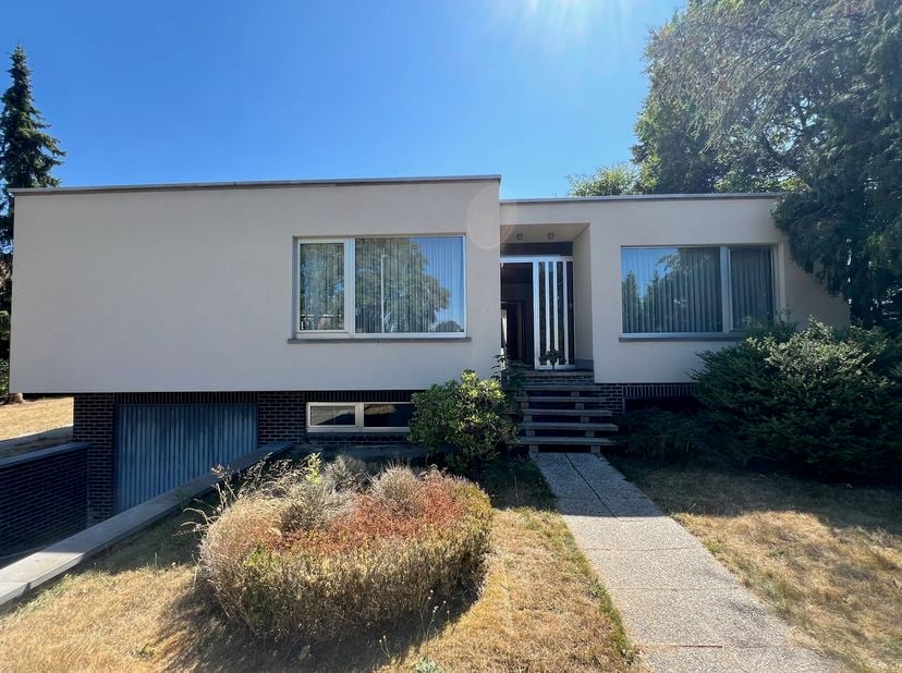 Ruime villa op 10 are in het hart van Genk<br />
Op zoek naar een ruime woning met karakter, comfort én een topligging? Deze mooie villa is gelegen in