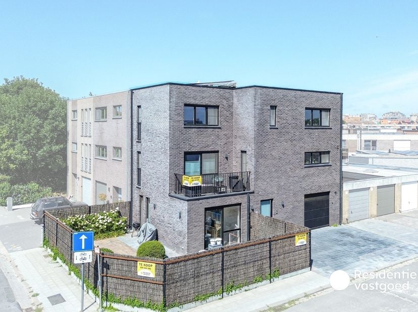 Wie op zoek is naar ruimte, comfort én flexibiliteit, ontdekt in deze recente woning in Wenduine heel wat meer dan op het eerste gezicht verwacht. Met