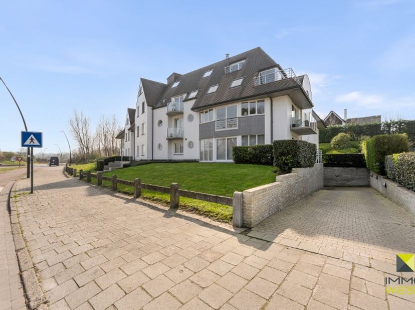 Altijd al gedroomd van wonen aan zee ? Bezoek dan nu dit prachtige appartement in St-Idesbald. Het appartement op de 2de verdieping van deze kleinscha