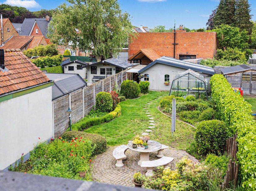 TE KOOP IN MALDEGEM<br />
Welkom in de Oudstrijderslaan 43!<br />
De troeven van dit pand zijn:<br />
- Lage energiekosten met een EPC-B score 192<br