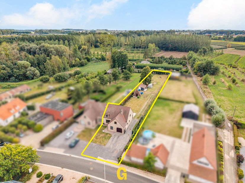 Langs de Romershovenstraat, ter hoogte van nummer 119, bevindt zich deze degelijke halfopen woning met vier slaapkamers, bureel, ruim terras en aanslu
