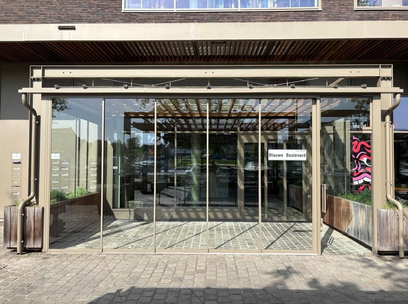 Toffe nieuwe horeca opportuniteit gelegen op de horecakade aan het water op Quartier Bleu, naast Blend by Rauw en Thai Café! <br />
<br />
Gelijkvloer