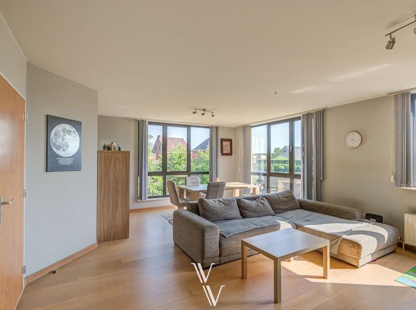Bent u op zoek naar een ruim appartement op een centrale, maar rustige ligging in Pulderbos? Dan is dit verzorgde appartement op de eerste verdieping