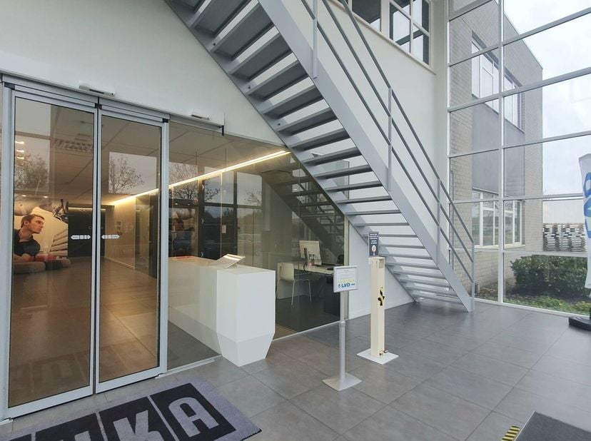 500m² kantoorruimte + 350m² magazijn<br />
<br />
Instapklare bedrijfsunit gelegen op het industrieterrein Centrum-Zuid, vlakbij de E314 en de Noord-Z