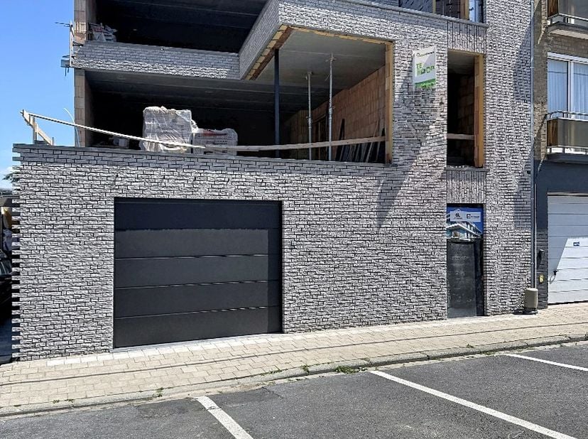 Dit nieuwbouwappartement is gelegen in een kleinschalige residentie bestaande uit 2 appartementen, 3 garages, 2 ruime privé bergingen en een groenzone