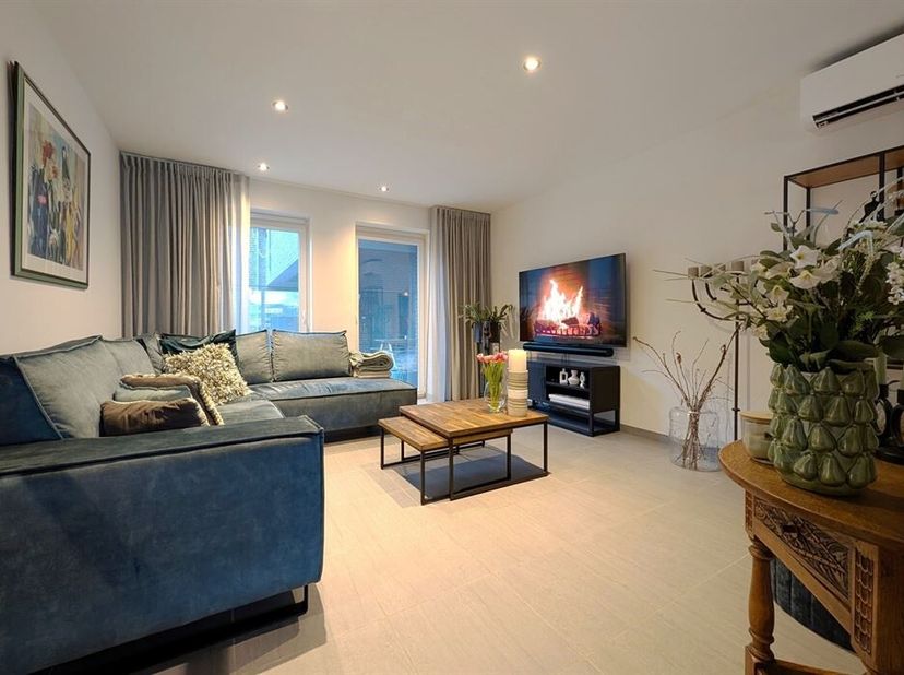 Dit recent appartement ligt aan de Kiezelweg in Veldwezelt (Lanaken). Door de centrale ligging heeft het appartement een zeer goede bereikbaarheid met