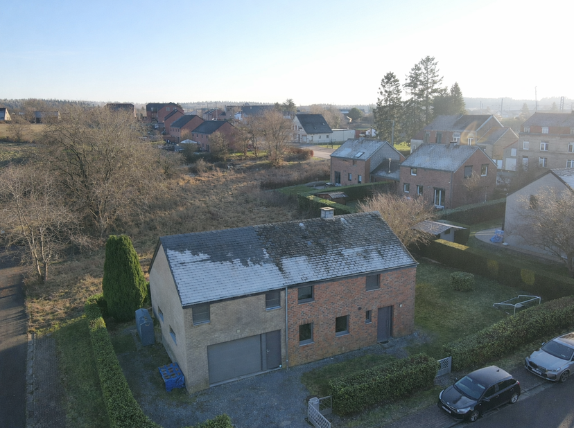 Ideaal gelegen in Haversin, in de onmiddellijke nabijheid van alle voorzieningen, charmeert deze aangename open bebouwing met haar functionaliteit en