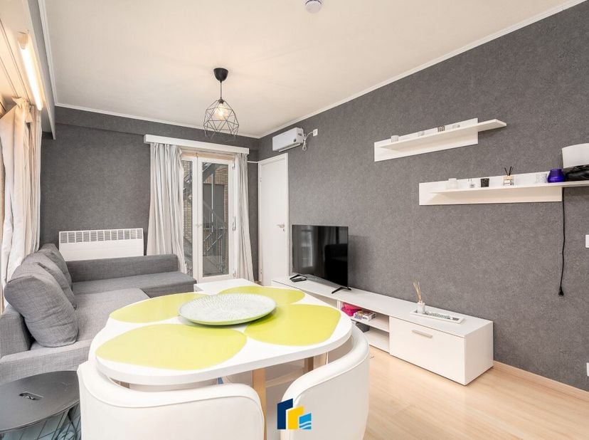 Welkom in dit charmant appartement dewelke te koop staat in het bruisende Blankenberge, waar de zeebries en de warme sfeer samenkomen. Gelegen in het
