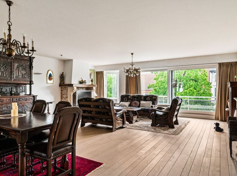 Ruim en lichtrijk appartement met 3 slaapkamers, 2 terrassen en garagebox in het centrum van Brasschaat. <br />
<br />
Gelegen op de tweede verdiepi