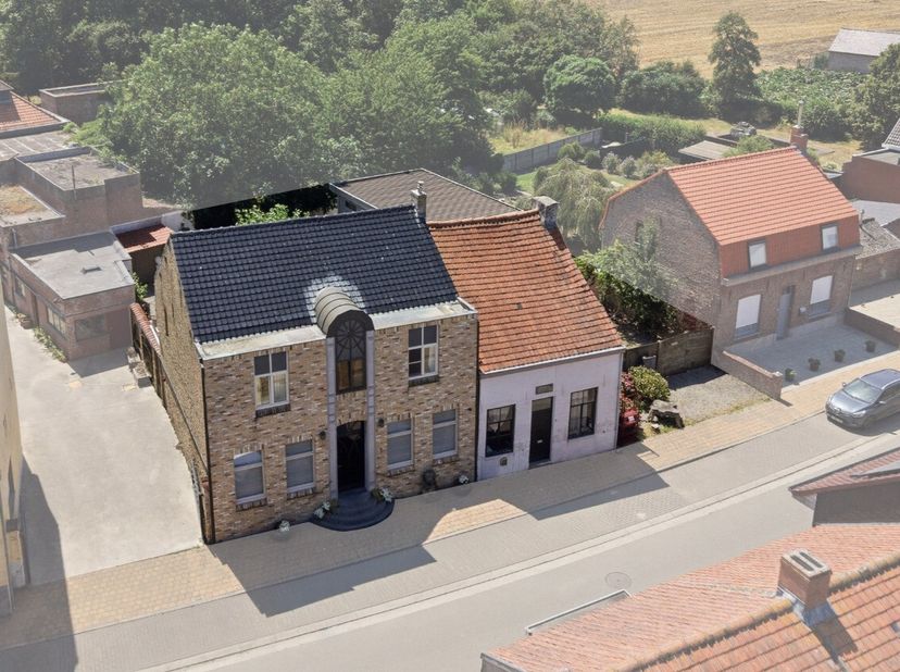 Charmante halfopen woning te koop in Beveren (Alveringem), landelijk gelegen met een grote tuin en dubbele garage. Deze woning combineert een rustige,