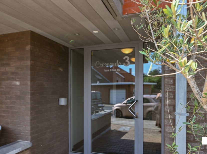 Dit centraal gelegen duplexappartement op het derde verdiep van residentie "Crescendo" heeft een bewoonbare oppervlakte van ca. 144 m² (volgens EPC-at