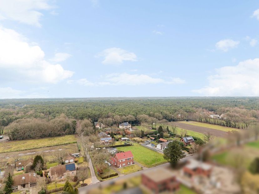 Terrain de construction calme à Mol avec une superficie de 1.531 m². Convient pour la construction d'une maison unifamiliale isolée. Largeur du terrai