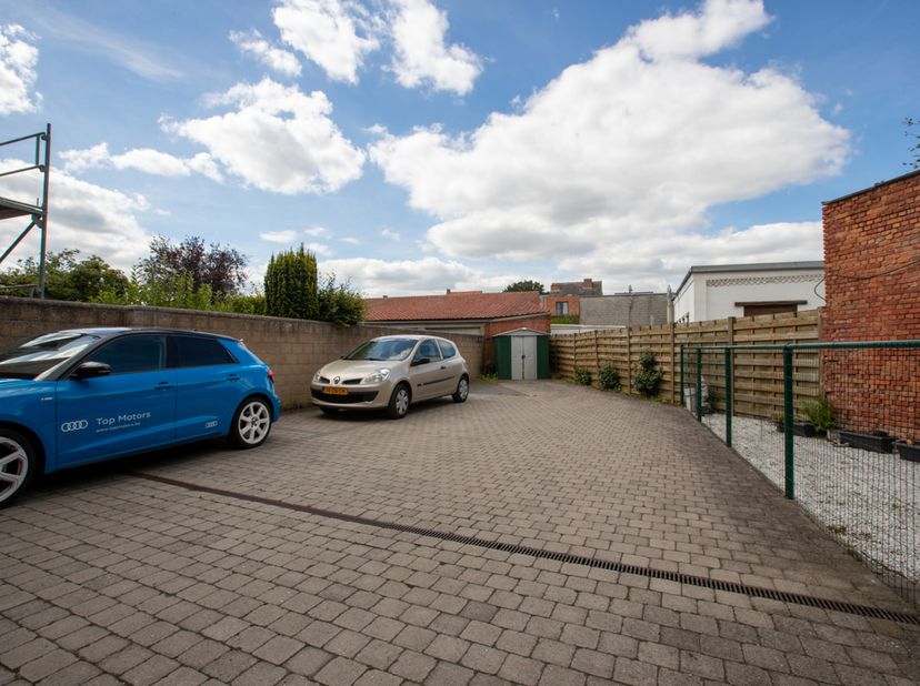 Buitenstaanplaats te bereiken via doorrit Hoogstraat 49 te 9260 Schellebelle, centrum Schellebelle..<br />
Heeft u interesse in deze staanplaats? info