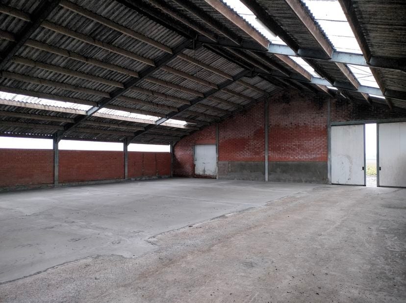 Op een vlot bereikbare locatie in Ruddervoorde bevindt zich deze ruime opslagloods van ca. 300 m². De loods is ideaal voor opslag, logistiek of lichte