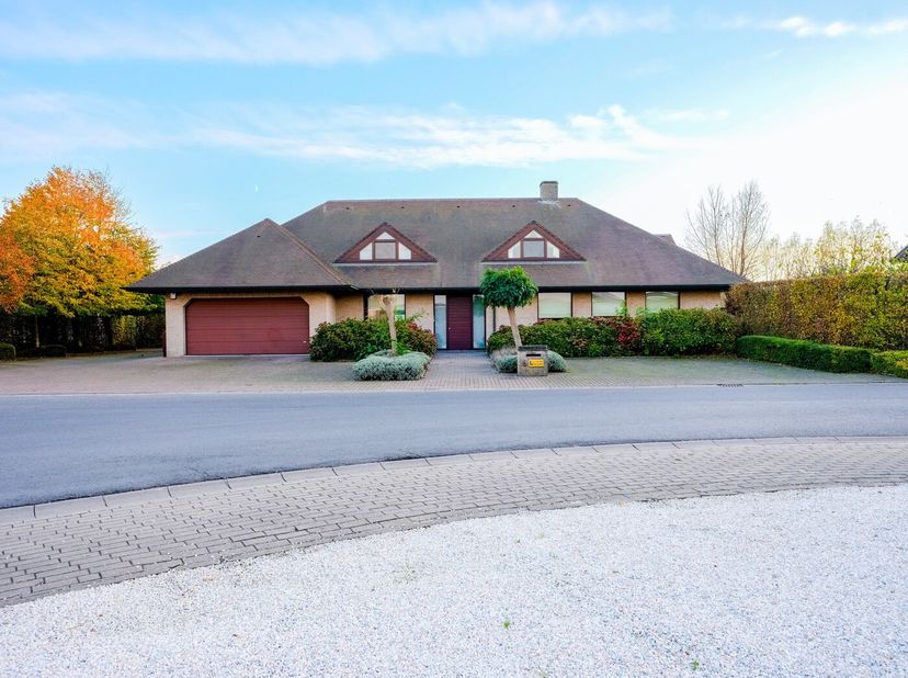 Op zoek naar een bedrijfspand waar je kantoor kan meegroeien? Dit pand in Hooglede/Gits combineert ruime kantoorruimte met een apart woongedeelte dat
