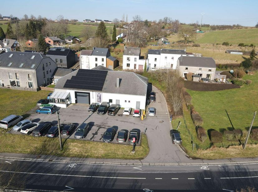 C'est sur un axe fréquenté, à Gedinne centre, que vous trouverez cet immeuble de plus de 500m2 utilisables! Il bénéficie des nouvelles technologies, g