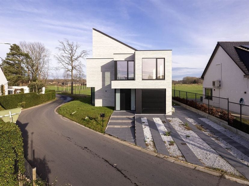 Energiezuinige woning met 6 slaapkamers, 2 badkamers en een prachtig zicht op het achterliggende weiland! Centraal gelegen op de verbindingsas tussen