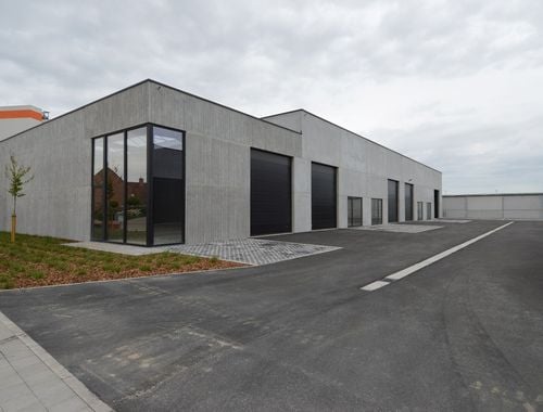                                         Entrepôt à louer à Sint-Eloois-Vijve, € 1.200

