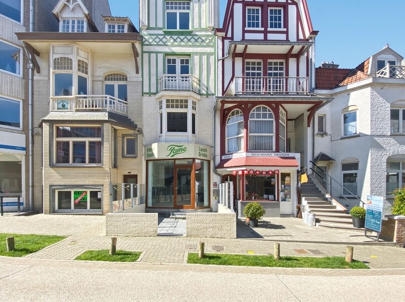 Goed gelegen gebouw op 117m² te De Panne bestaande uit een handelsruimte (voormalige horecazaak - frituur) en woonst. Dit eigendom voorzien van een pr