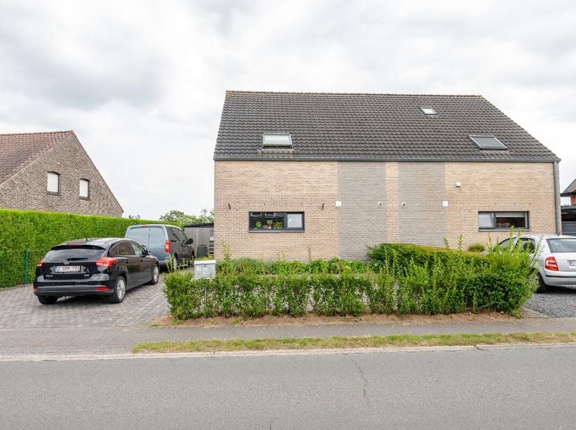 Halfopen woning met 3 slaapkamers te huur in Lommel:Indeling: inkomhal, woonkamer, keuken, berging, nachthal, 3 slaapkamers, badkamer en zolderVoor- e